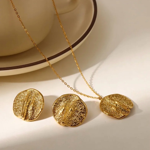 Gold Textured Statement Jewelry Set – Hammered Disc Necklace & Stud Earrings - Picture 5 of 8